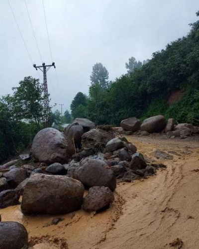Doğu Karadeniz'i sağanak vurdu! 2 iş yerini ve 10 evi su bastı. Foto Haber 13