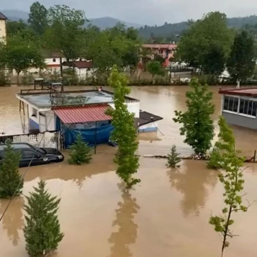 Doğu Karadeniz'i sağanak vurdu! 2 iş yerini ve 10 evi su bastı. Foto Haber 7