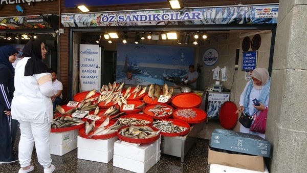 Arap turistlerden balığa olan ilgisi Trabzon esnafını şaşırttı. Video Haber 4