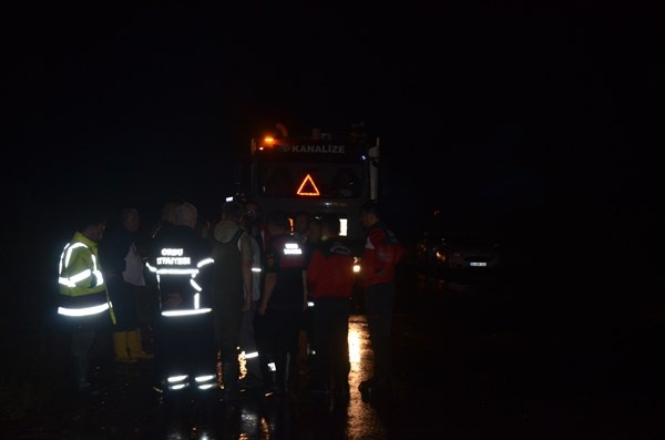 Ordu’da görevden dönen itfaiye aracı yan yattı: 1 itfaiye eri yaralı. Foto Haber 4