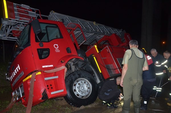 Ordu’da görevden dönen itfaiye aracı yan yattı: 1 itfaiye eri yaralı. Foto Haber 6