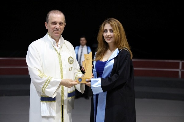 KTÜ Diş Hekimliği Fakültesi'nde Mezuniyet Coşkusu. Foto Haber 5