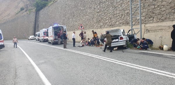 Artvin'de kontrolden çıkan araç direğe çarparak durabildi: 6 yaralı. Foto Haber 2