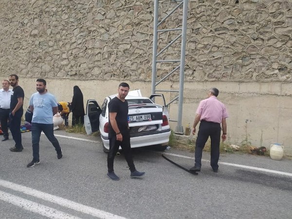 Artvin'de kontrolden çıkan araç direğe çarparak durabildi: 6 yaralı. Foto Haber 3