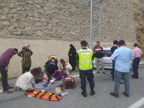 Artvin'de kontrolden çıkan araç direğe çarparak durabildi: 6 yaralı. Foto Haber 5