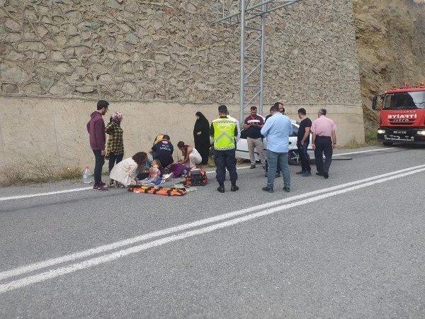 Artvin'de kontrolden çıkan araç direğe çarparak durabildi: 6 yaralı. Foto Haber 4