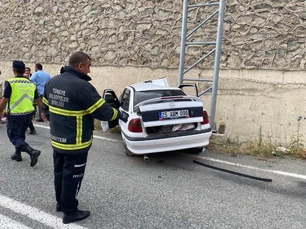 Artvin'de kontrolden çıkan araç direğe çarparak durabildi: 6 yaralı. Foto Haber 7