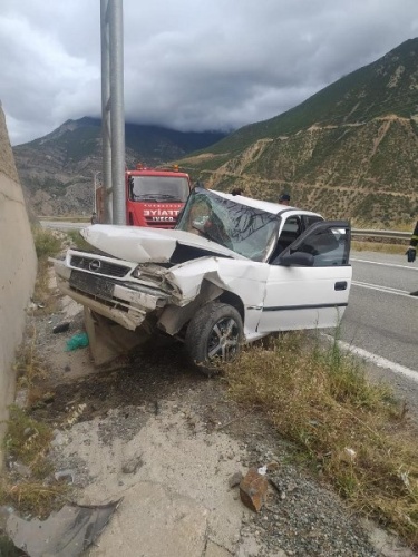 Artvin'de kontrolden çıkan araç direğe çarparak durabildi: 6 yaralı. Foto Haber 6
