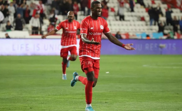 Trabzonspor'un da gündeminde olan Haji Wright’tan 3 yıllık imza 5