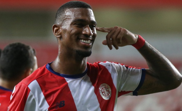 Trabzonspor'un da gündeminde olan Haji Wright’tan 3 yıllık imza 7