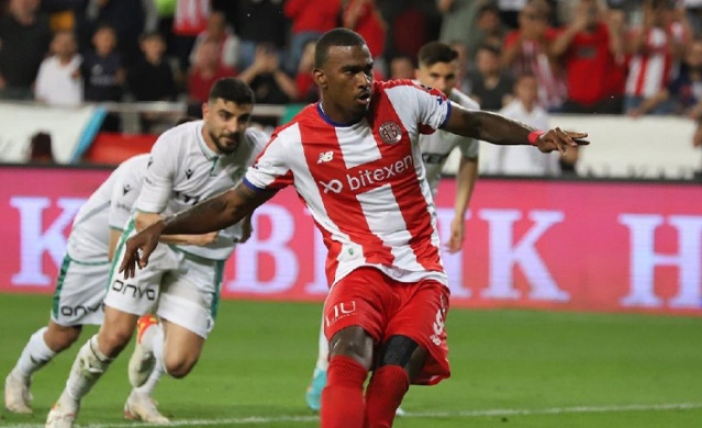 Trabzonspor'un da gündeminde olan Haji Wright’tan 3 yıllık imza 6