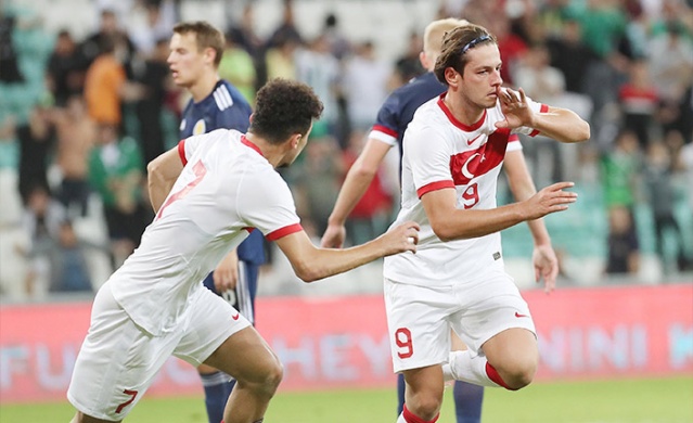 Enis Destan'a çifte talip! 2 ayrı ülkeden Trabzonspor'un kapısını çalacaklar. Foto Haber 11