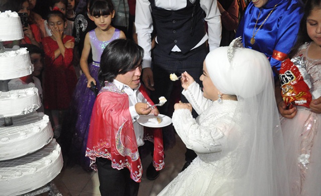 Sosyal medyadan tanışan 108 cm boyundaki çift evlendi 5