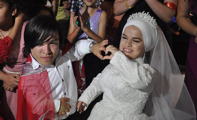 Sosyal medyadan tanışan 108 cm boyundaki çift evlendi 9