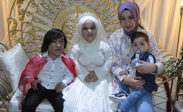 Sosyal medyadan tanışan 108 cm boyundaki çift evlendi 10