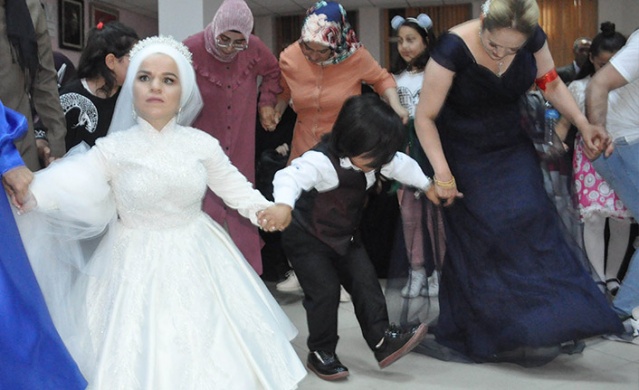 Sosyal medyadan tanışan 108 cm boyundaki çift evlendi 6