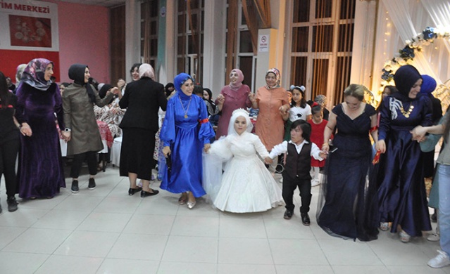 Sosyal medyadan tanışan 108 cm boyundaki çift evlendi 11