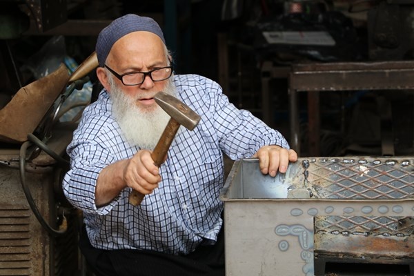 75 yaşındaki usta mesleğini yaşatmaya çalışıyor. Foto Haber 2