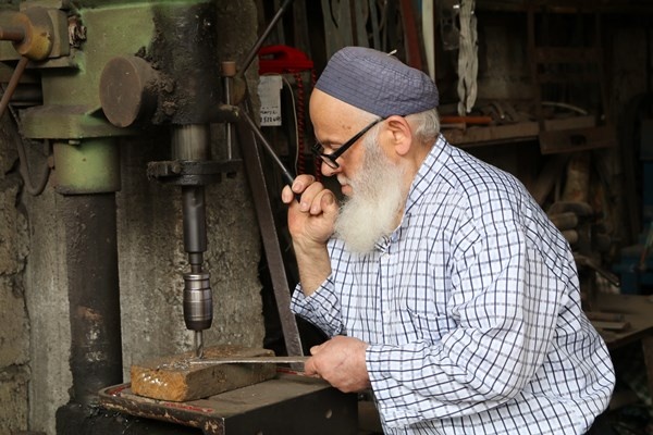 75 yaşındaki usta mesleğini yaşatmaya çalışıyor. Foto Haber 4