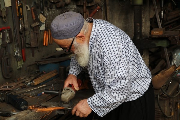 75 yaşındaki usta mesleğini yaşatmaya çalışıyor. Foto Haber 5
