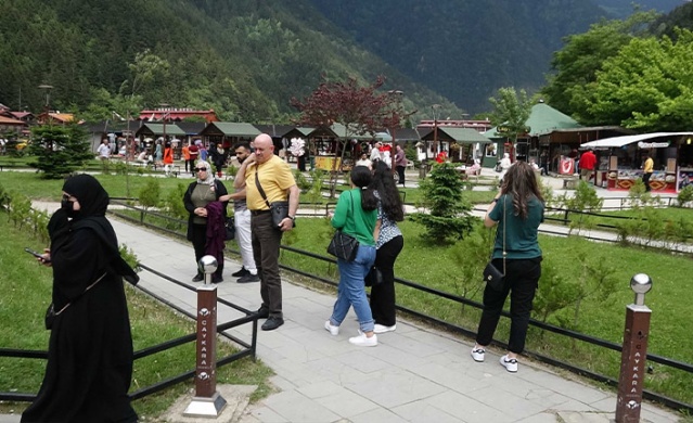 Uzungöl'e turist akını; günlüğü 300 dolara 'bungalov ev' Foto Haber 8