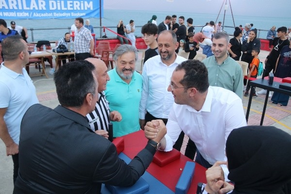 Akçaabat’ta bilek güreşi turnuvası yapıldı. Foto Galeri 5