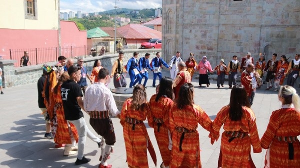 Akçaabat’ta festival kapsamında kültür gezisi yapıldı. Foto Haber 13