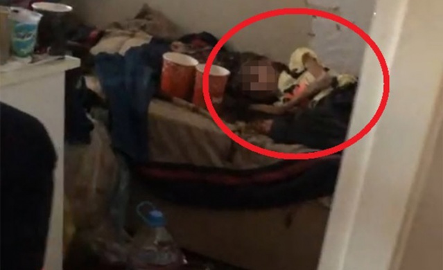 Boşaltılmak istenen çöp evde 1 yıldır odaya kilitli çocuk baygın bulundu. Foto Galeri 1