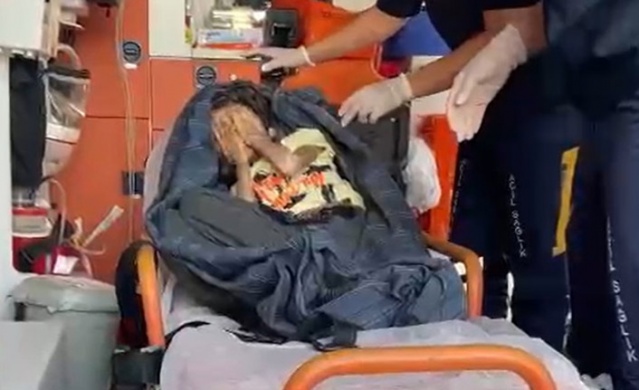 Boşaltılmak istenen çöp evde 1 yıldır odaya kilitli çocuk baygın bulundu. Foto Galeri 2