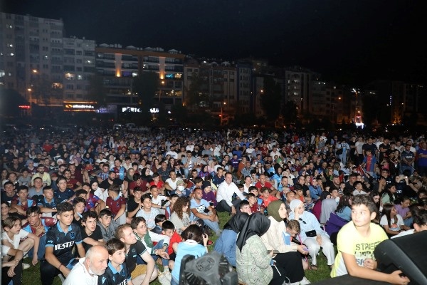 Akçaabat’ta kupa maçı hep beraber izlendi. Foto Galeri 5