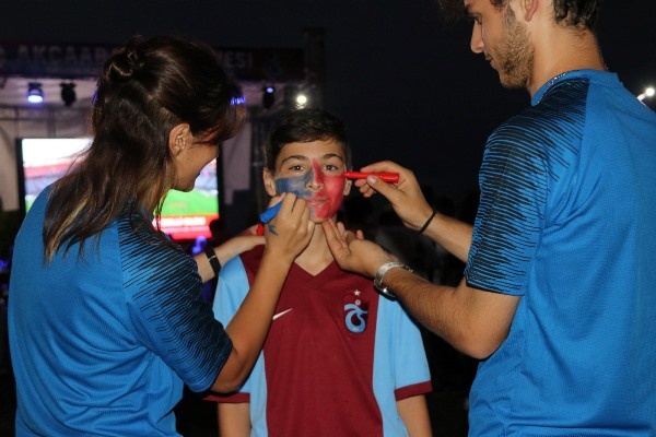 Akçaabat’ta kupa maçı hep beraber izlendi. Foto Galeri 10