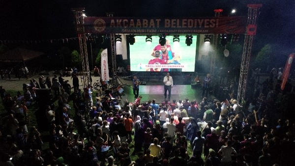 Akçaabat’ta kupa maçı hep beraber izlendi. Foto Galeri 6