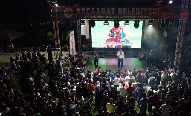 Akçaabat’ta kupa maçı hep beraber izlendi. Foto Galeri 1