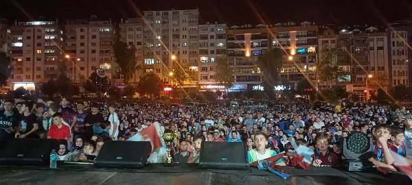 Akçaabat’ta kupa maçı hep beraber izlendi. Foto Galeri 8