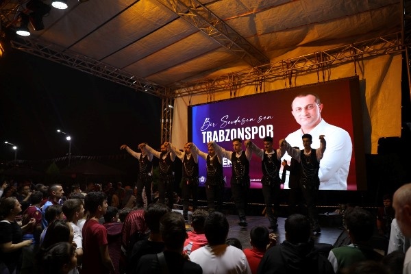 Akçaabat’ta kupa maçı hep beraber izlendi. Foto Galeri 14