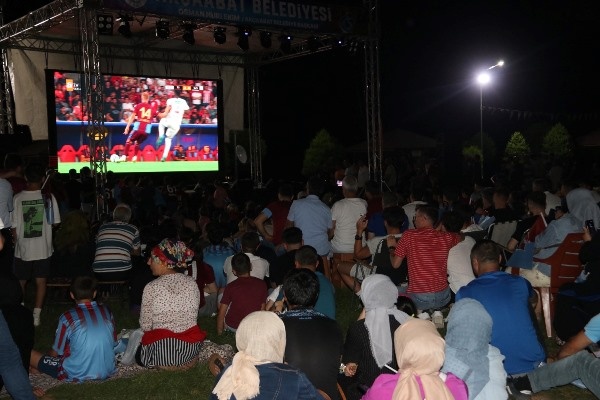 Akçaabat’ta kupa maçı hep beraber izlendi. Foto Galeri 13