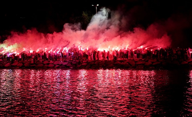 Trabzonsporlu taraftarlardan mükemmel gösteri "Bir meşale de sen yak" Foto Haber 9