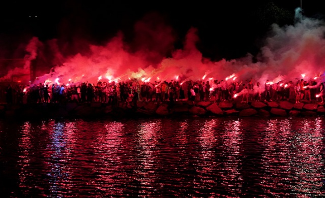 Trabzonsporlu taraftarlardan mükemmel gösteri "Bir meşale de sen yak" Foto Haber 8