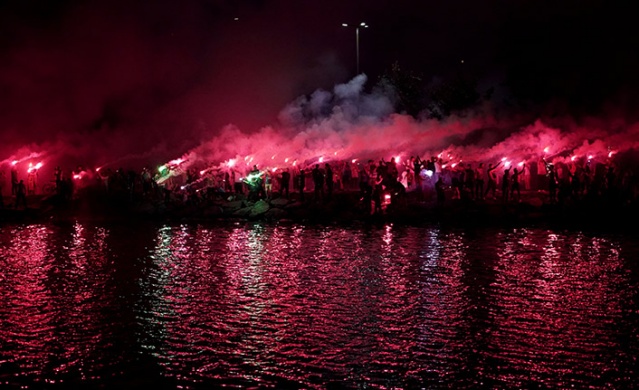 Trabzonsporlu taraftarlardan mükemmel gösteri "Bir meşale de sen yak" Foto Haber 10