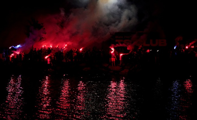 Trabzonsporlu taraftarlardan mükemmel gösteri "Bir meşale de sen yak" Foto Haber 13