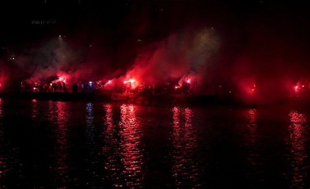 Trabzonsporlu taraftarlardan mükemmel gösteri "Bir meşale de sen yak" Foto Haber 11