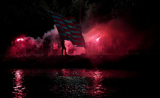 Trabzonsporlu taraftarlardan mükemmel gösteri "Bir meşale de sen yak" Foto Haber 2