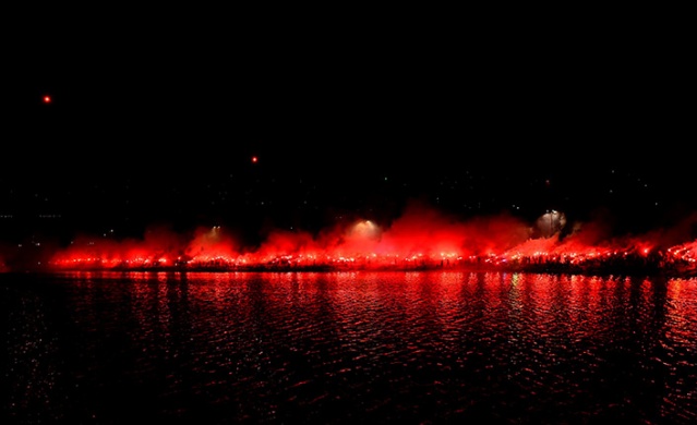 Trabzonsporlu taraftarlardan mükemmel gösteri "Bir meşale de sen yak" Foto Haber 12