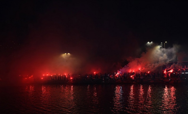 Trabzonsporlu taraftarlardan mükemmel gösteri "Bir meşale de sen yak" Foto Haber 3