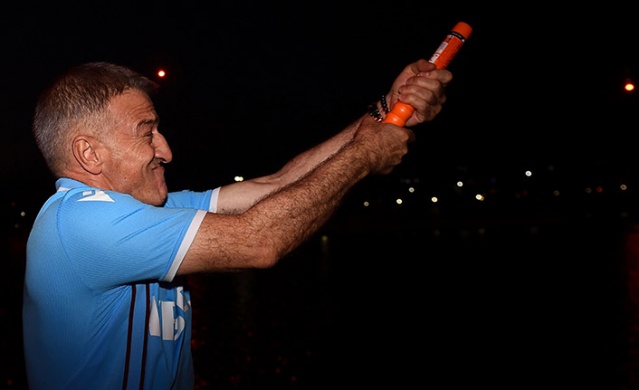 Trabzonsporlu taraftarlardan mükemmel gösteri "Bir meşale de sen yak" Foto Haber 7