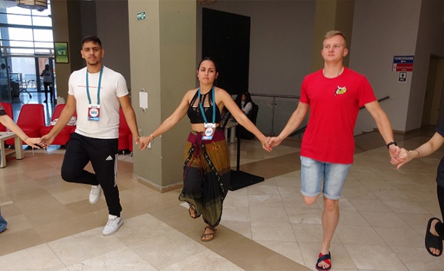 Trabzon'da 3 kıtaya horon dersi. Foto Haber 2