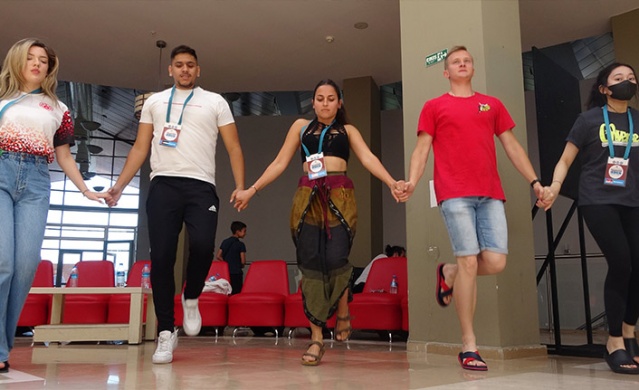 Trabzon'da 3 kıtaya horon dersi. Foto Haber 4