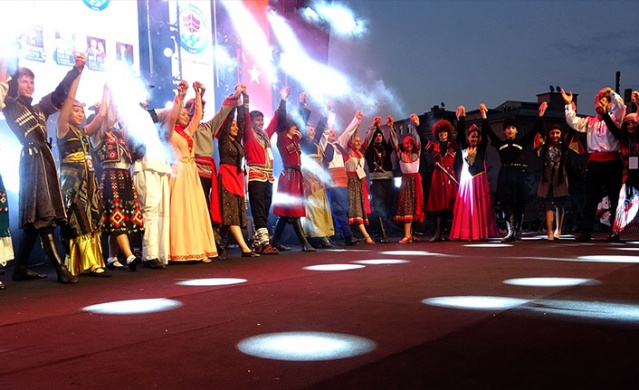 Trabzon'da 3 kıtaya horon dersi. Foto Haber 8