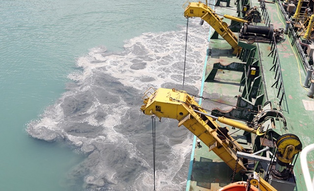 Trabzon Limanı'nda 30 yıl sonra yapılan dip taramasında 100 ton çöp çıktı. Foto Haber 17