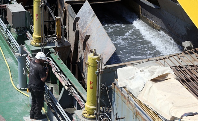 Trabzon Limanı'nda 30 yıl sonra yapılan dip taramasında 100 ton çöp çıktı. Foto Haber 16